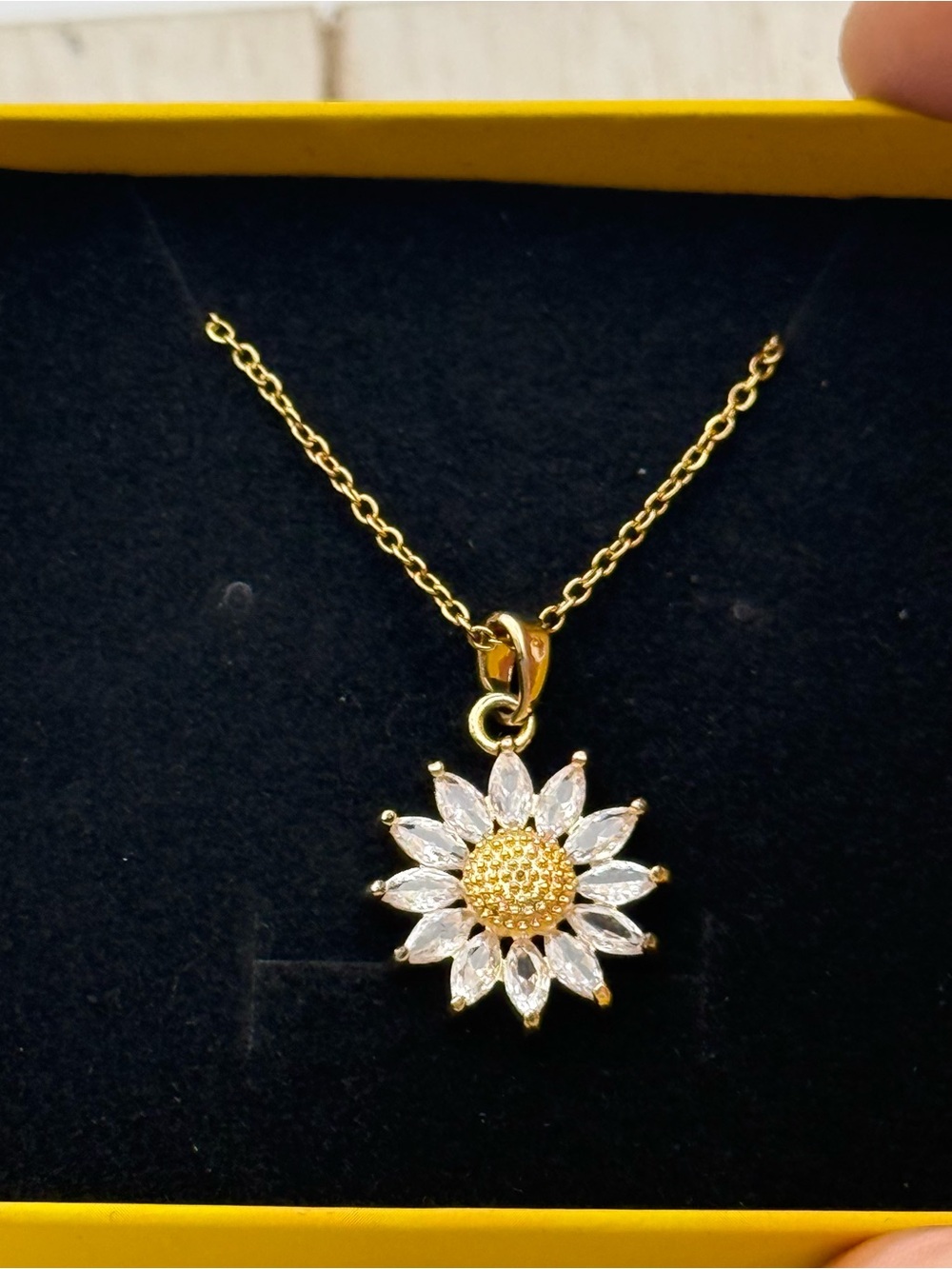 Brand new Gold tone Sunflower Pendant Necklace - Elegant Women's Jewelry